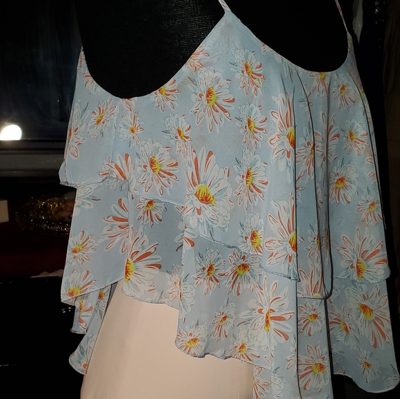 BEAUTIFUL LIGHT BLUE FLORAL TOP. MEDIUM - Picture 6 of 7